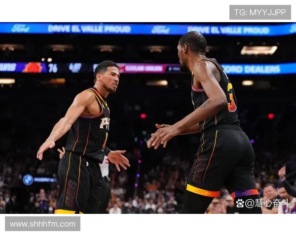 布里奇斯无球掩护制造空间 提升布克单打效率